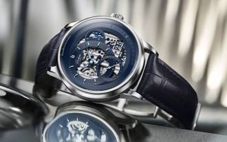 Blue of Dawn, edizione scheletrata del PanoMaticCalendar firmata Glashütte Original, realizzata in una tiratura estremamente limitata di 150 orologi