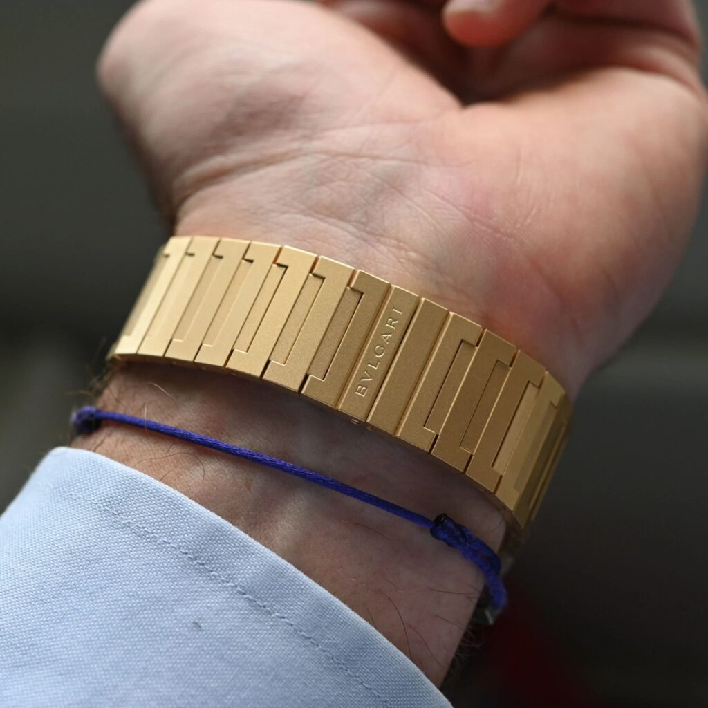 bracciale con inciso sulla chiusura il nome del brand Bvlgari