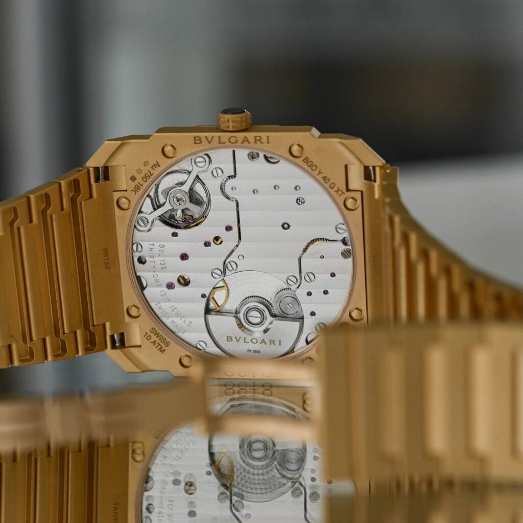 fondello e calibro BVL 138, un movimento automatico ultra-piatto spesso appena 2,23 mm, orologio Octo Finissimo in oro giallo sabbiato
