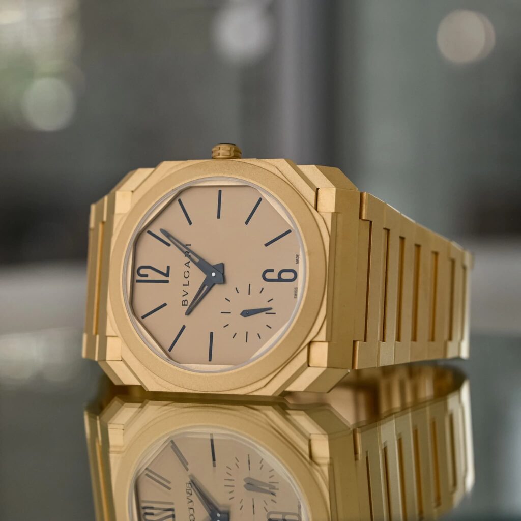 orologio Bvlgari Octo Finissimo Automatic in oro giallo sabbiato appoggiato lateralmente