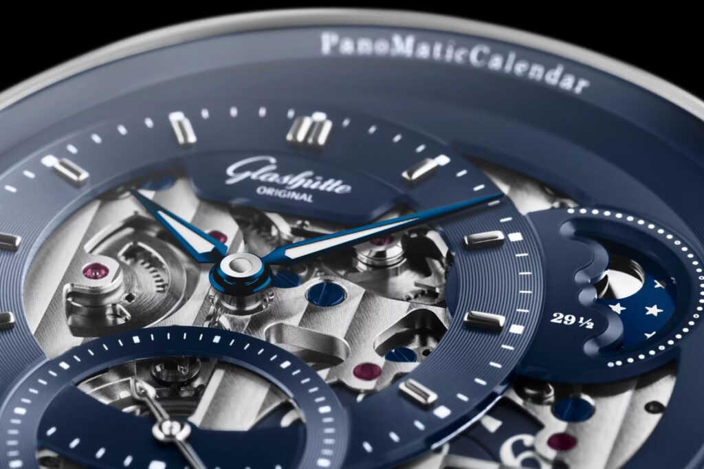 dettaglio quadrante orologio Glashütte Original PanoMaticCalendar Skeleton Blue of Dawn che lascia emergere i componenti del calibro 92-11